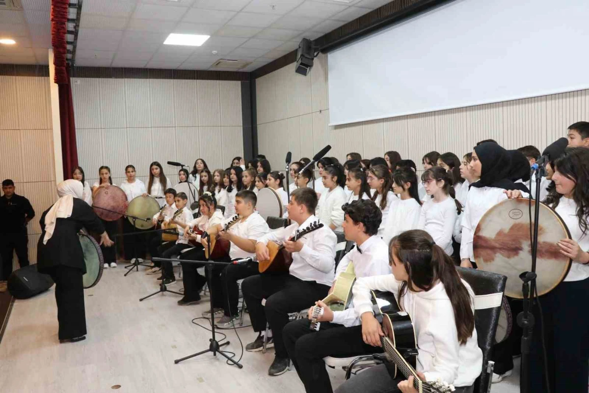 130 &ouml;ğrenciyle unutulmaz halk m&uuml;ziği konseri