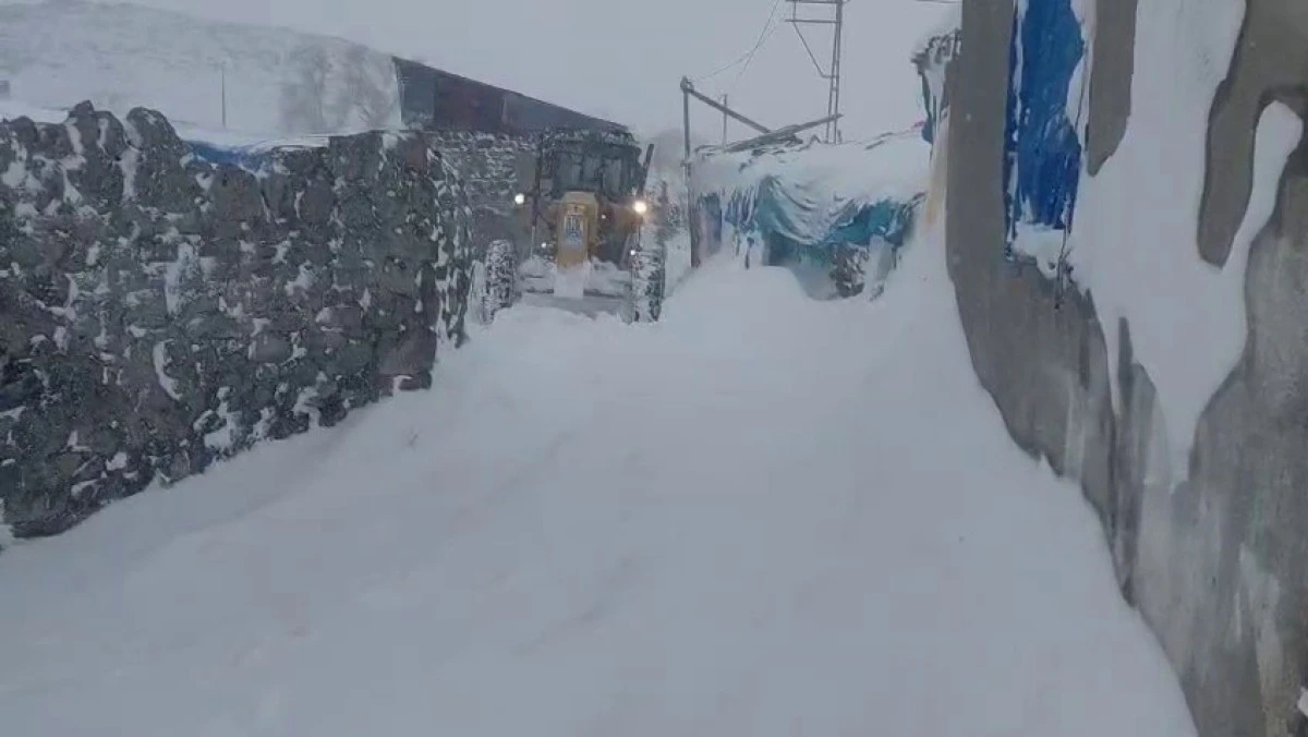 2 bin 300 rakımda zorlu karla m&uuml;cadele &ccedil;alışması