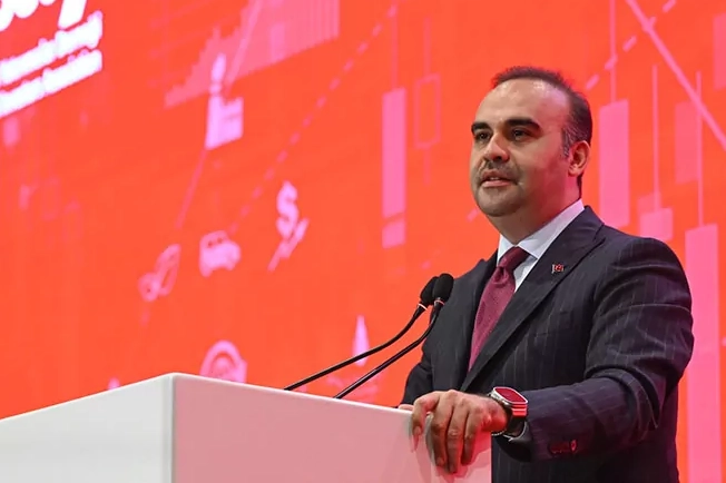 Bakan Kacır: T&uuml;rkiye ekonomisi 24 &ccedil;eyrektir b&uuml;y&uuml;yor