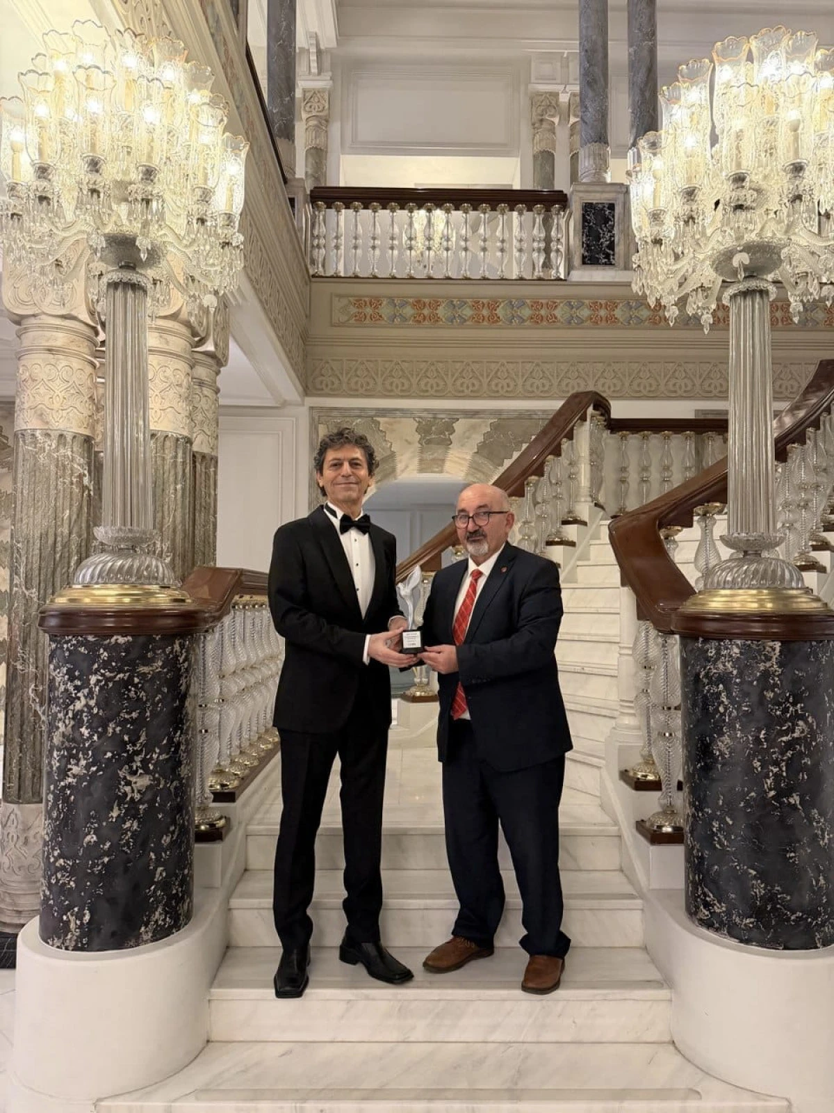 Akif Manaf&rsquo;a Bir Barış &Ouml;d&uuml;l&uuml; Daha: D&uuml;nyaca &Uuml;nl&uuml; Yazar Egey&ouml;n Barış &Ouml;d&uuml;l&uuml;n&uuml; Aldı