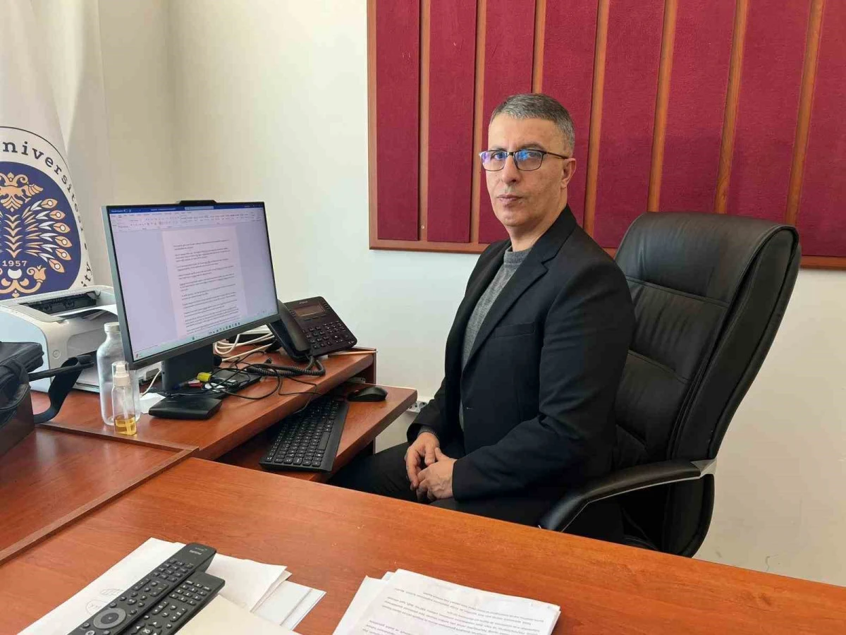 ASİMED Başkanı Savaş Eğilmez; "T&uuml;rkler i&ccedil;in bayrak namustur, bayrak en kutsal değerlerdendir"