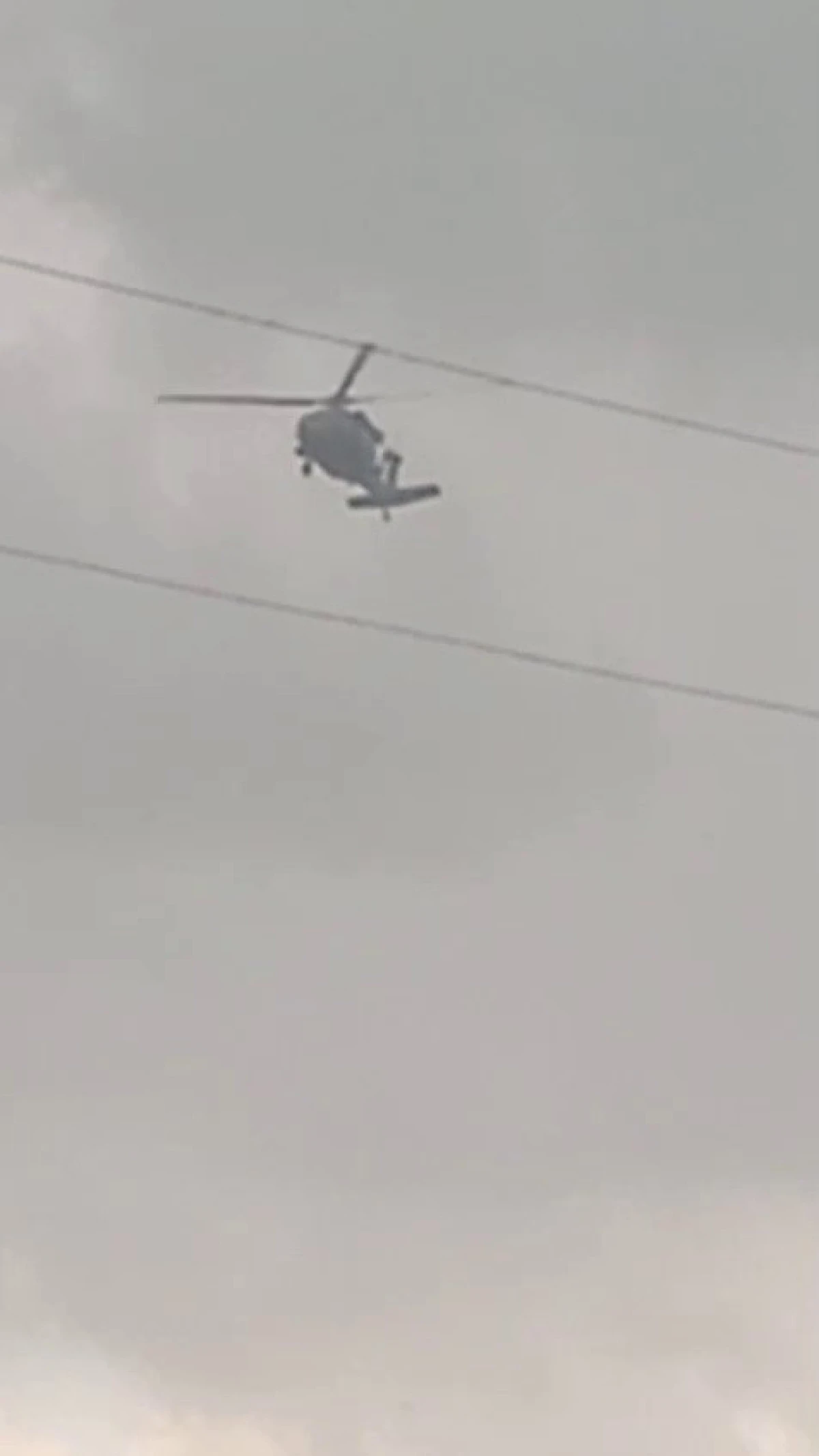 Askeri helikopter dolu ve yağmura yakalandı