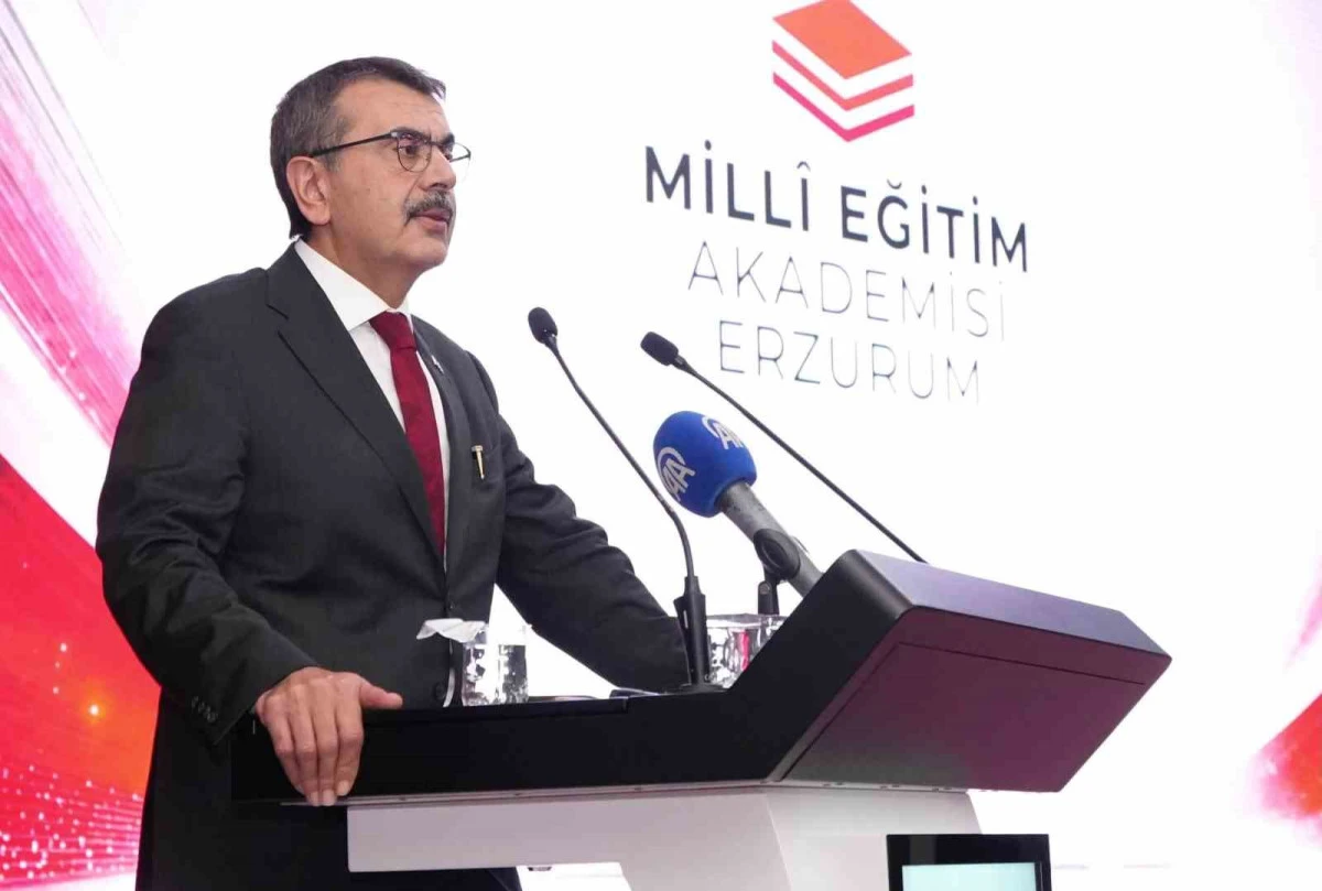 Bakan Tekin: "Hayatın &ccedil;ok hızlı değiştiği bir d&ouml;nemi yaşıyoruz"