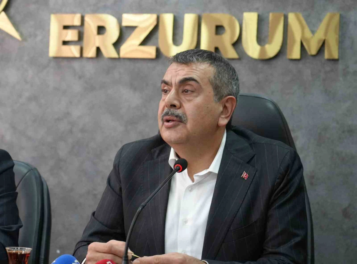 Bakan Tekin&rsquo;den &Ouml;zg&uuml;r &Ouml;zel&rsquo;e: "3-5 tane partiliyi, yol arkadaşını ikna edemeyen bir genel başkan, b&uuml;t&uuml;n bu s&uuml;re&ccedil;ten Cumhurbaşkanımızı sorumlu tutmaya &ccedil;alışıyor"