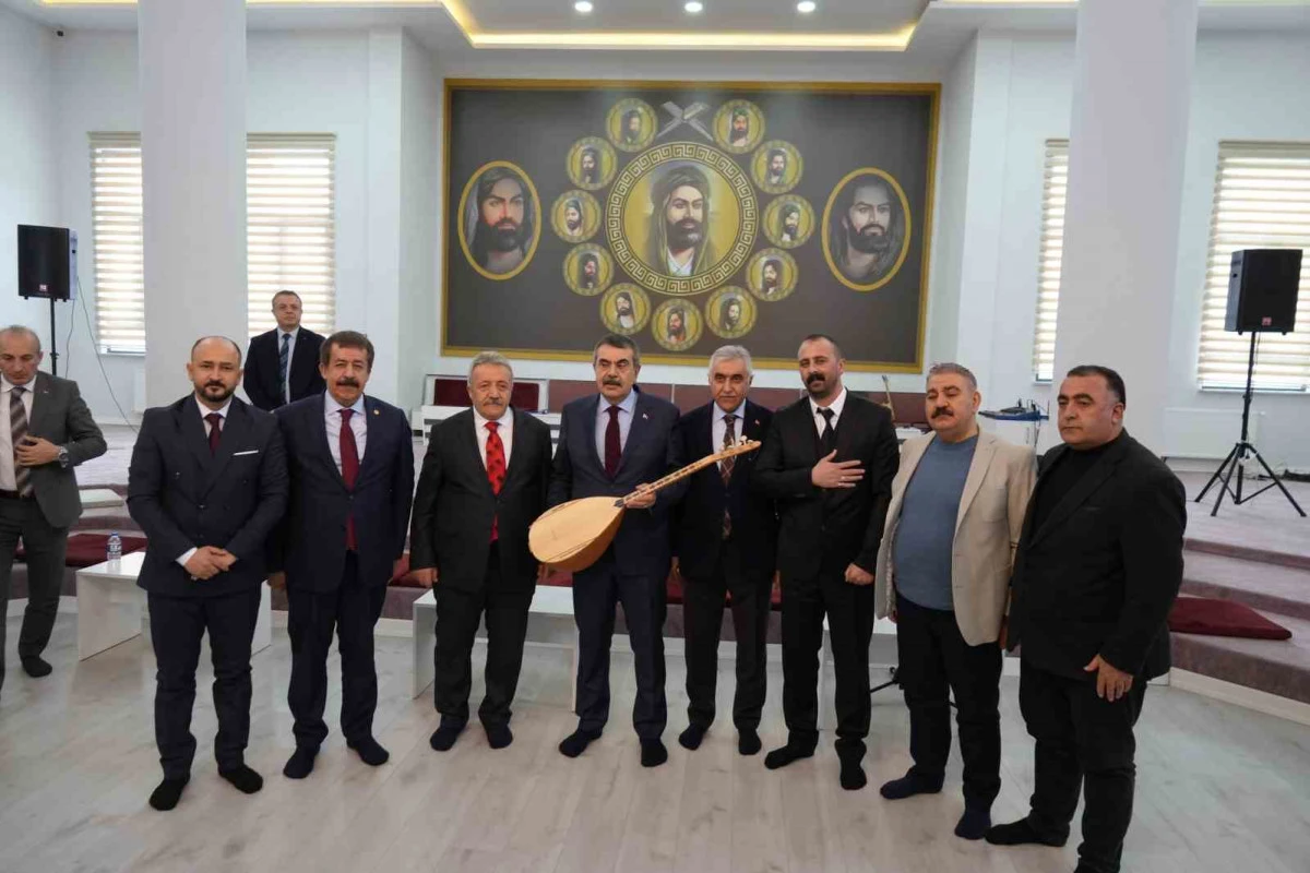 Bakan Yusuf Tekin, Erzurum&rsquo;da cemevini ziyaret etti