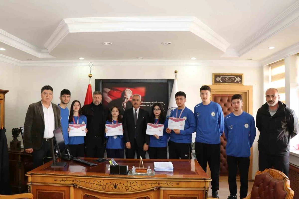 Başkan &Ccedil;elebi b&ouml;lge birincisi floor curling takımını kabul etti
