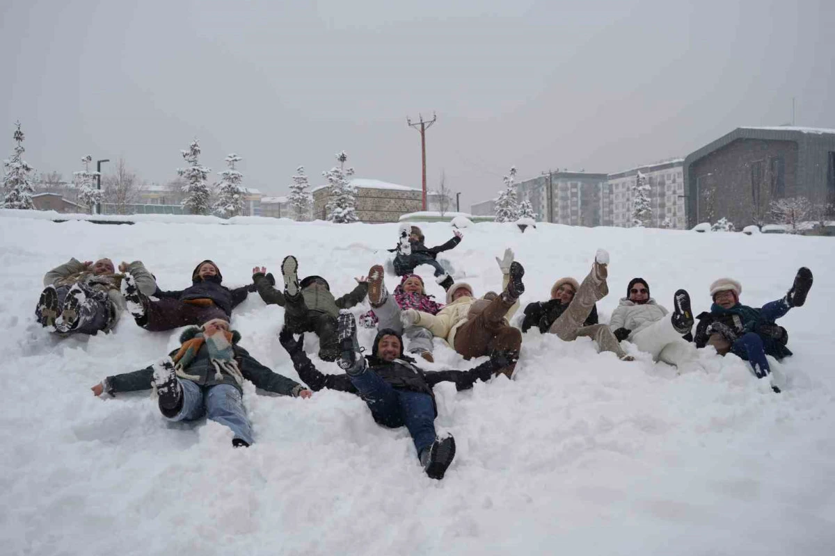 Bel&ccedil;ikalı turistler Erzurum&rsquo;da karda g&ouml;n&uuml;llerince eğlendi
