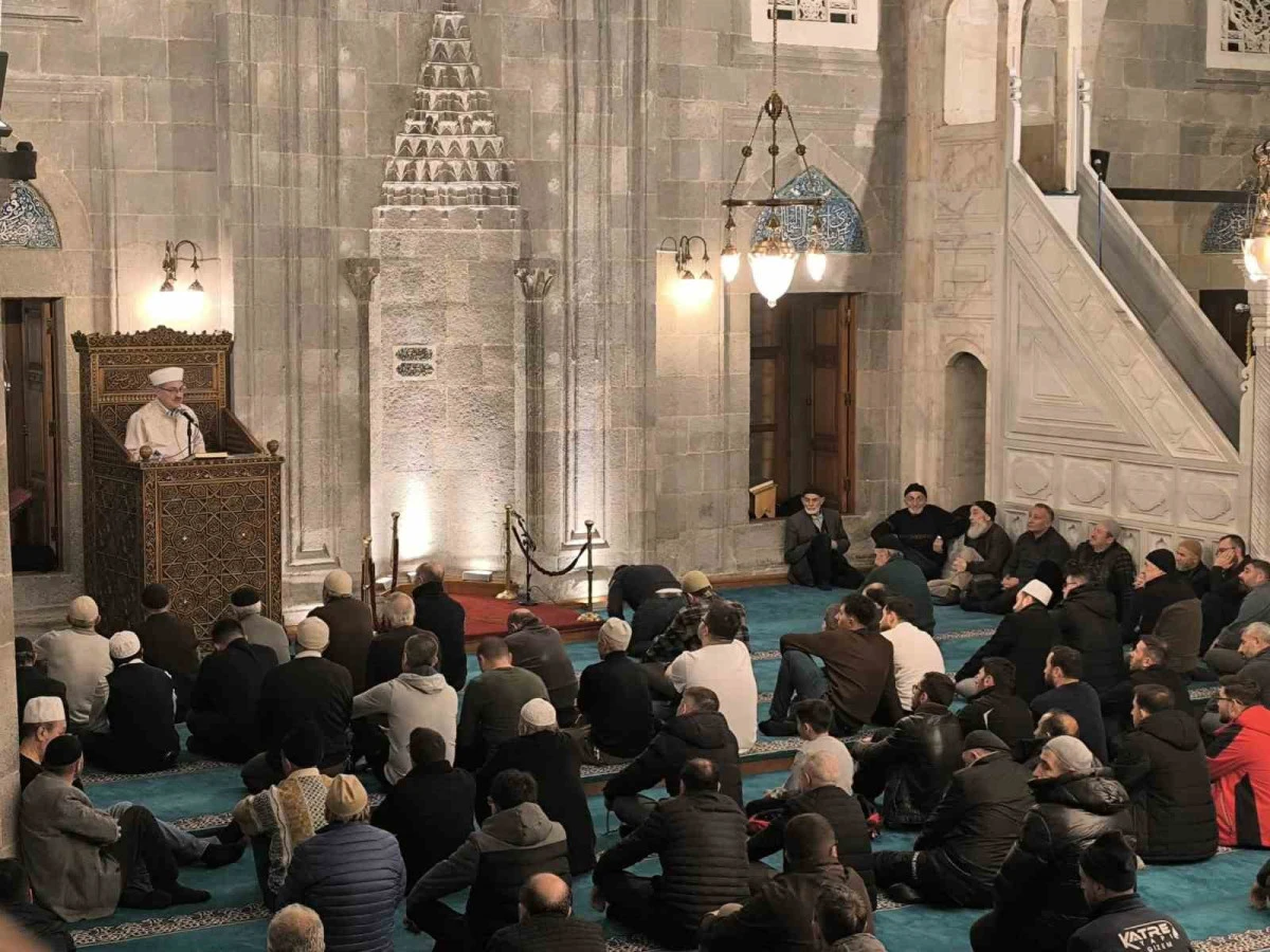 Beraat Kandili&rsquo;nde camiler doldu taştı