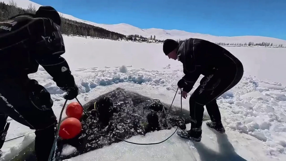 Buzla kaplı g&ouml;lette nefes kesen dalış