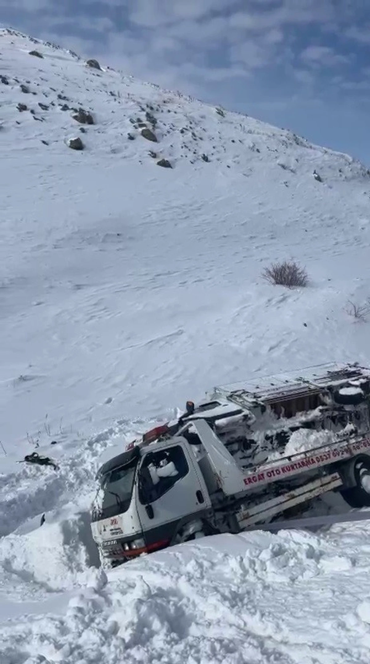 &Ccedil;ekici taşıdığı ara&ccedil; ile şarampole devrildi