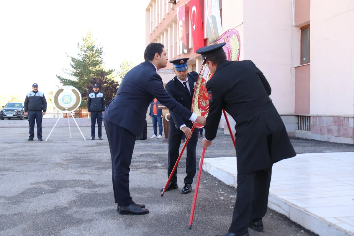 Cumhuriyetin 102. yıl dönüm etkinlikleri çelenk sunuyla başladı