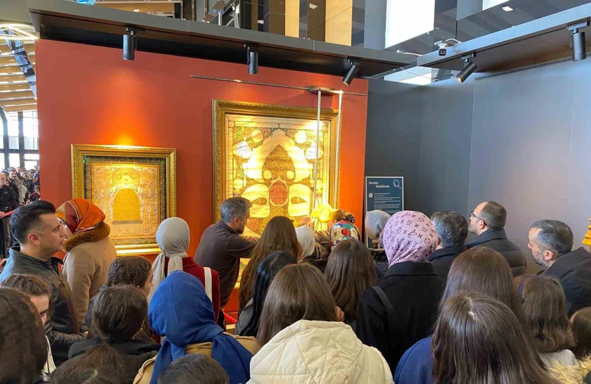 Devlet korumasındaki &ccedil;ocuklar, kutsal emanetler ve vakıf eserleri sergisini ziyaret etti