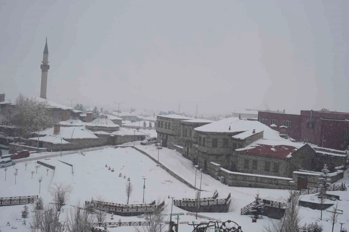 Doğu&rsquo;ya kar yağmurla karışık geri geliyor