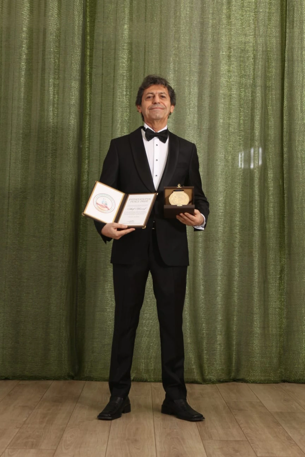 D&uuml;nyaca &Uuml;nl&uuml; Yazar Akif Manaf 2025 Yılı International Peace Prize &Ouml;d&uuml;l&uuml;&rsquo;n&uuml; Aldı