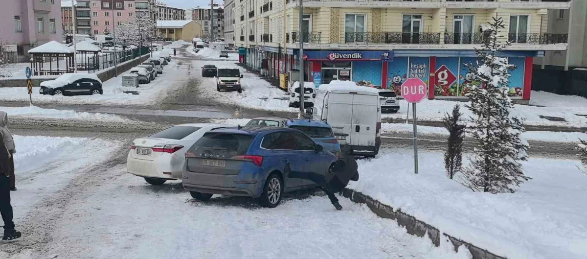 Erzurum&rsquo;da 5 ara&ccedil;lı zincirleme kaza: Aracının başındaki s&uuml;r&uuml;c&uuml; de dengesini kaybederek yere d&uuml;şt&uuml;