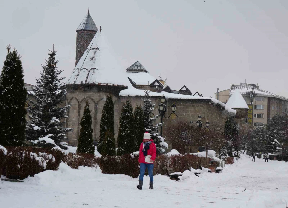 Erzurum&rsquo;da 84 k&ouml;y yolu kardan ulaşıma kapandı