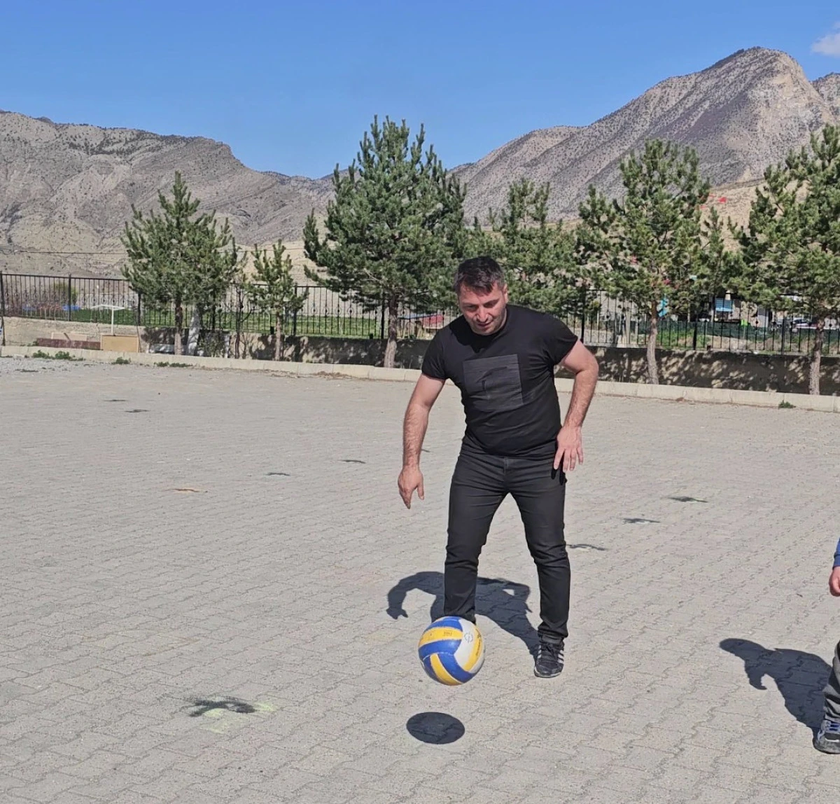 Şelale&rsquo;nin "Yetenekli" m&uuml;d&uuml;r&uuml;: Topu iki defa potaya, kendini &ouml;ğrencilerinin g&ouml;n&uuml;llerine soktu