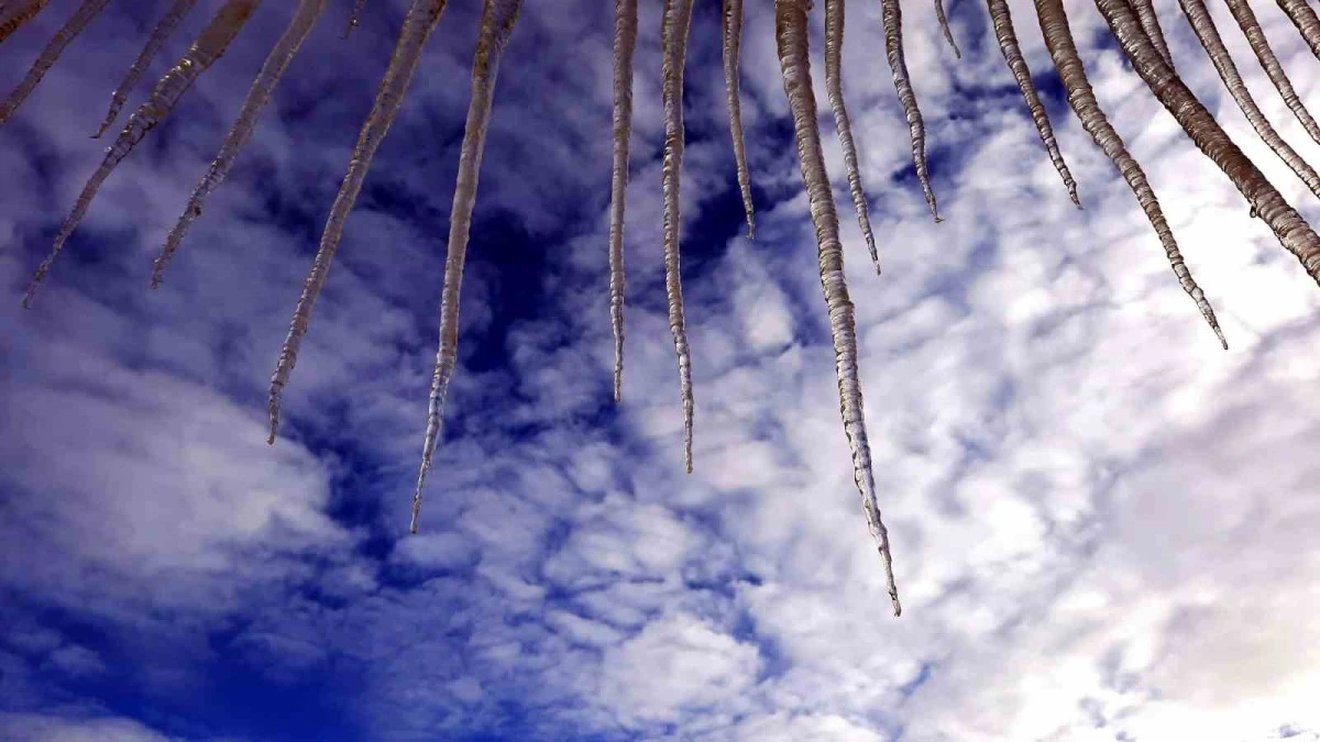 Erzurum&rsquo;da &ccedil;atılardan sarkan dev buz sarkıtları tehlike oluşturuyor