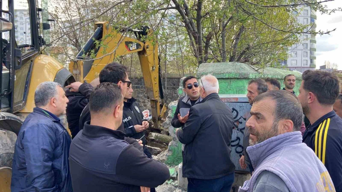 Erzurum&rsquo;da &Ccedil;ifte Kardeşler T&uuml;rbesi&rsquo;nde yıkım gerginliği