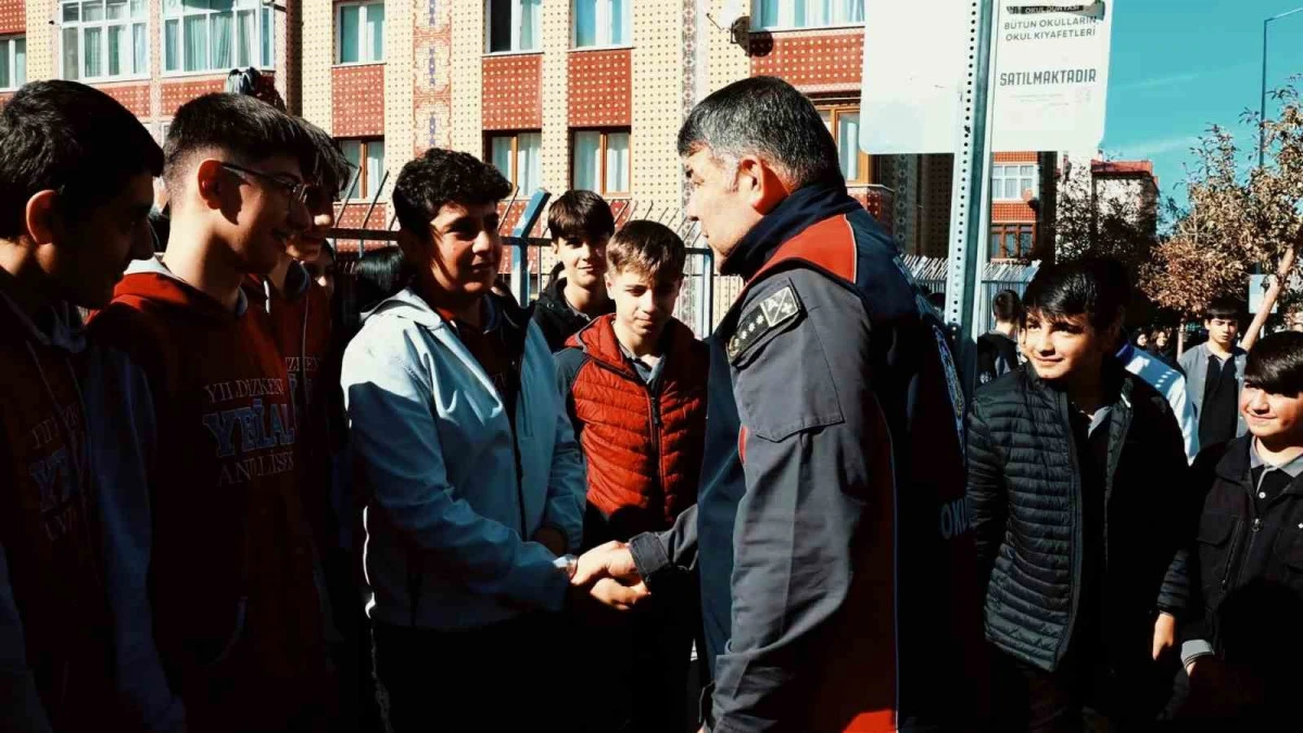 Erzurum&rsquo;da gen&ccedil;lere rap m&uuml;zikli mesaj beğeni topladı
