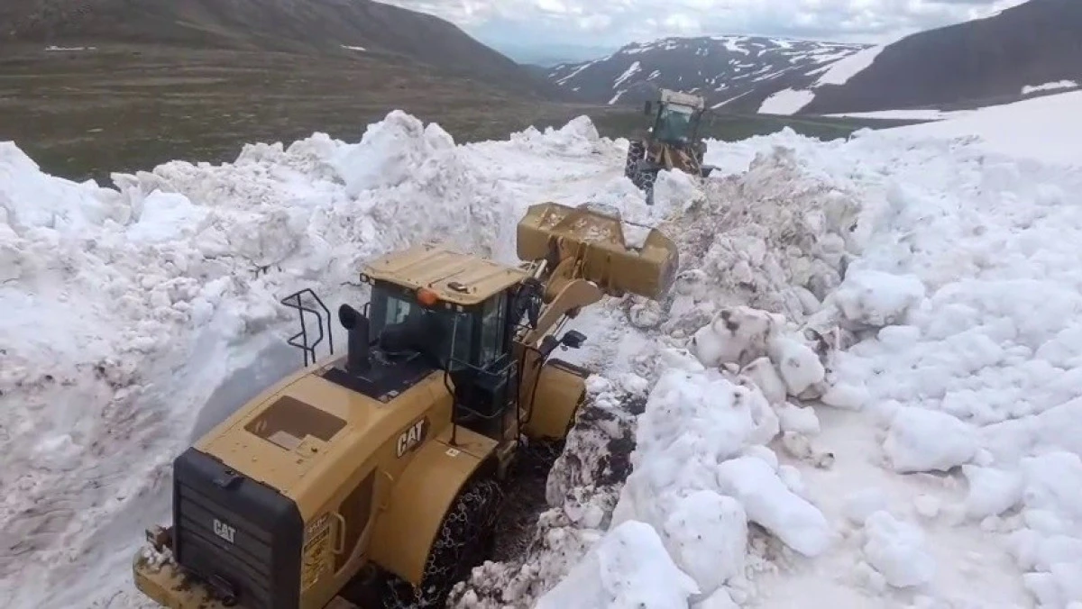 Erzurum&rsquo;da Haziran ayında karla m&uuml;cadele &ccedil;alışması