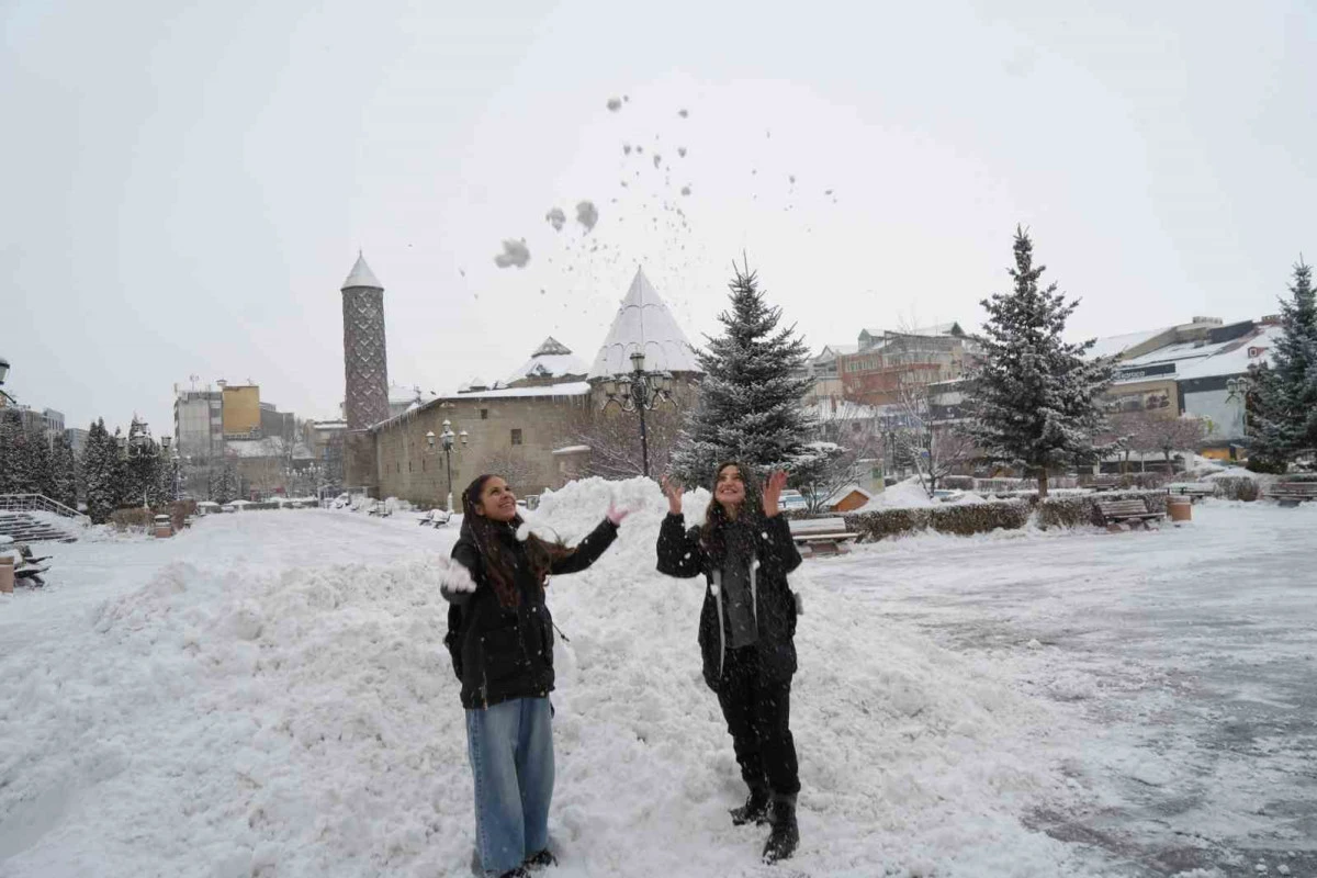 Erzurum&rsquo;da kar yağışı etkili oluyor