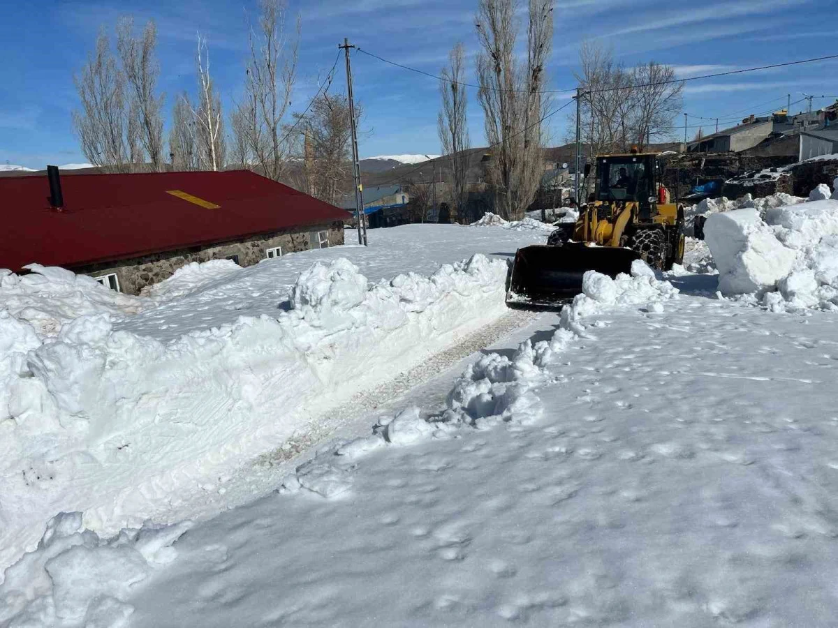 Erzurum&rsquo;da karla m&uuml;cadele devam ediyor