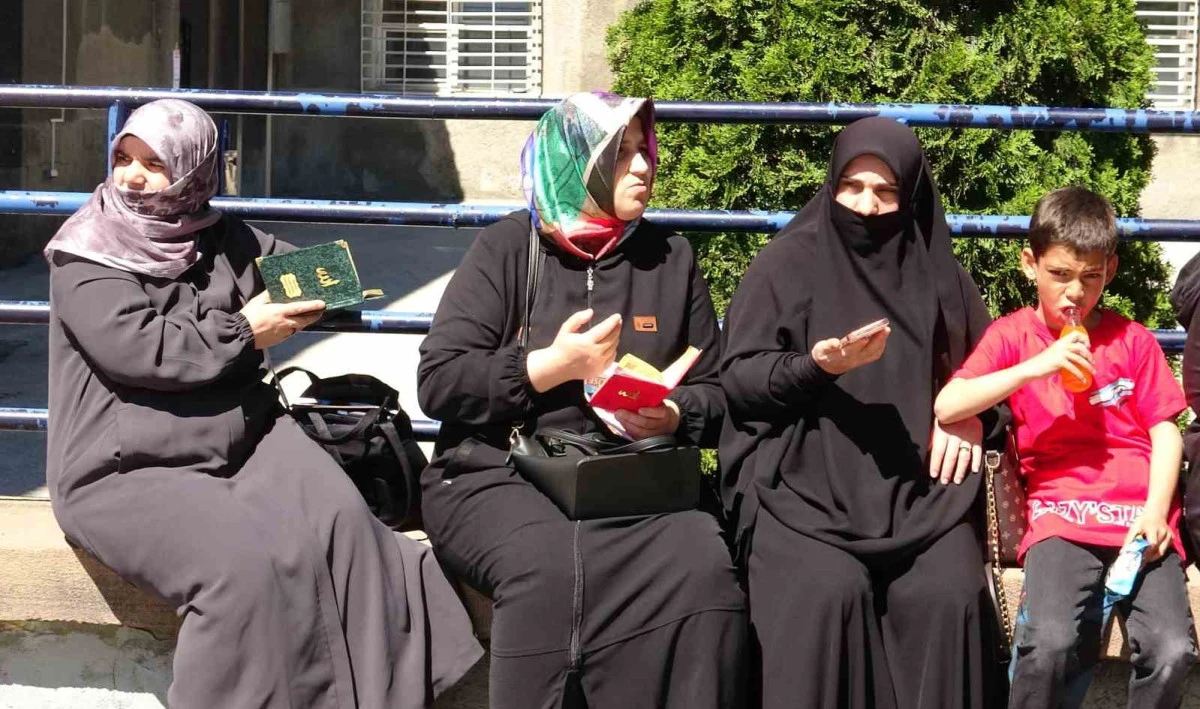 Erzurum&rsquo;da LGS heyecanı; &Ouml;ğrenciler sınavda, velileri dışarıda ter d&ouml;kt&uuml;