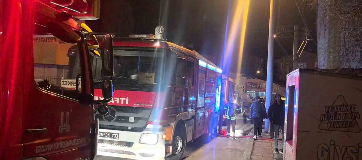 Erzurum&rsquo;da metruk binada korkutan yangın