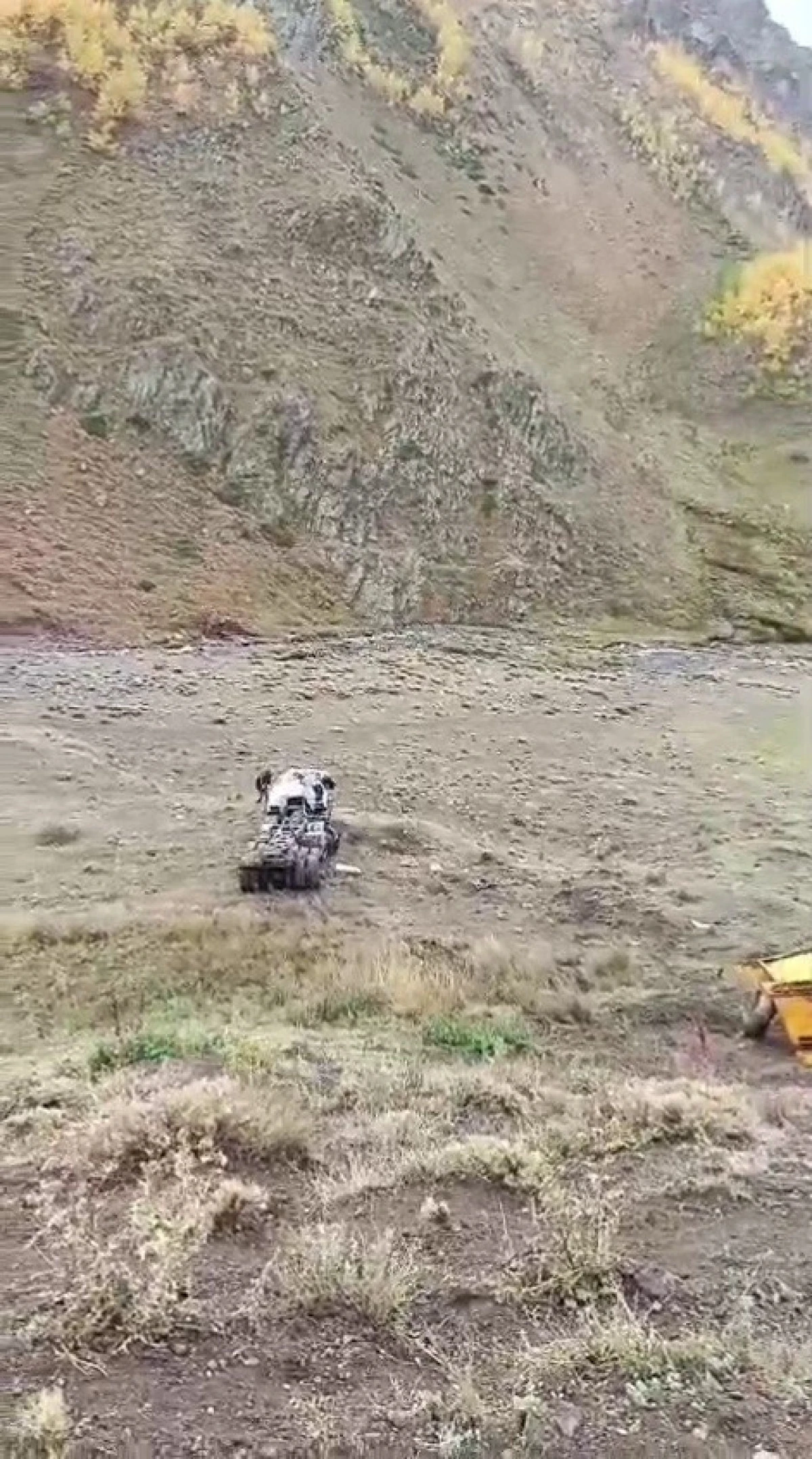 Erzurum&rsquo;da Paland&ouml;ken ge&ccedil;idinde tır u&ccedil;uruma yuvarlandı