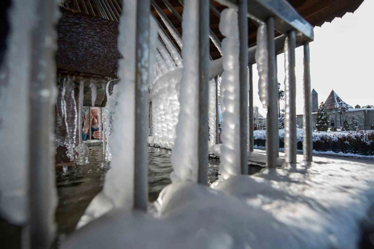 Erzurum&rsquo;da soğuklar etkili oluyor; &Ccedil;eşme ve şadırvanlar dondu