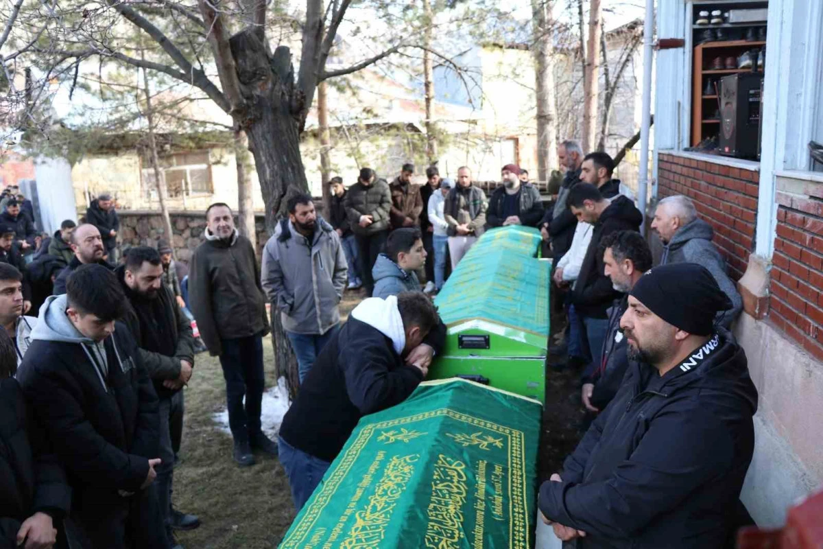 Erzurum&rsquo;da trafik kazasında vefat eden iki kardeş ve bir arkadaşa h&uuml;z&uuml;nl&uuml; veda