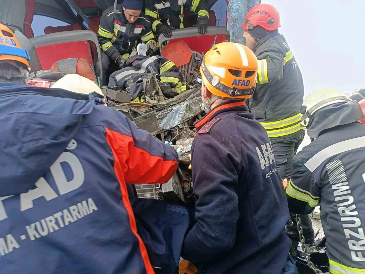 Erzurum&rsquo;da zincirleme trafik kazası: 20 yaralı