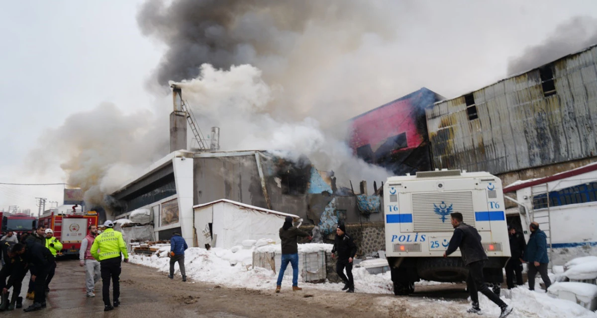 Erzurum&rsquo;daki mobilya &uuml;retimi yapan iş yerinde &ccedil;ıkan yangın &ouml;ncesi meydana gelen patlama g&uuml;venlik kamerasında