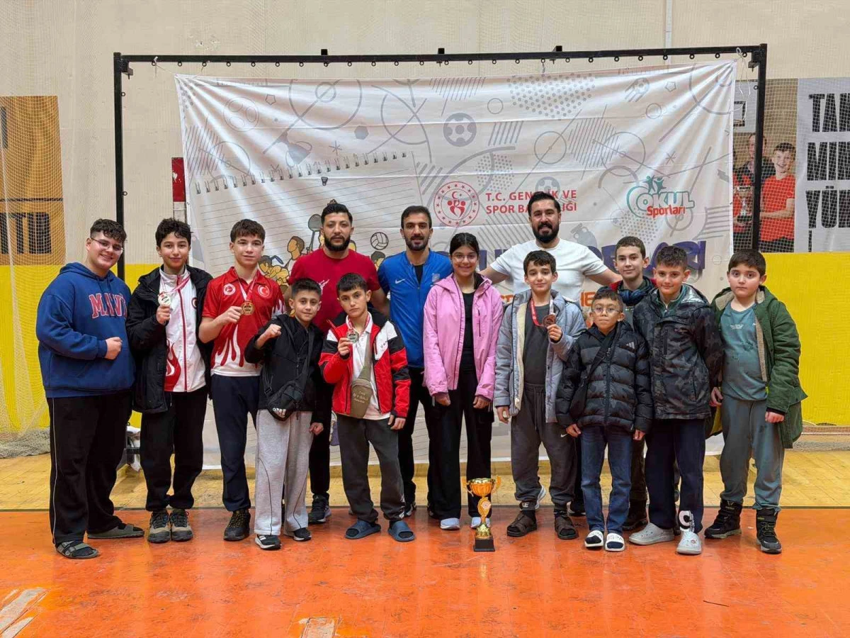 Erzurumlı Kick Boks&ccedil;ular madalyalarla d&ouml;n&uuml;yor