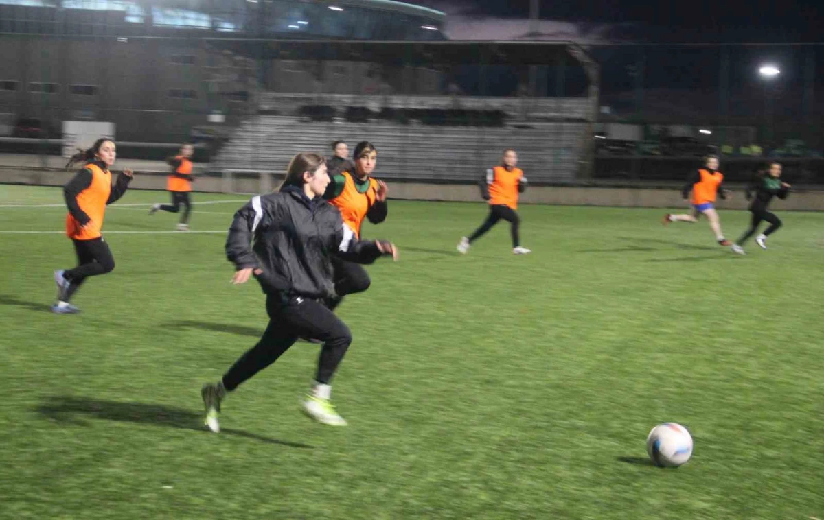 Erzurum&rsquo;un ilk kadın futbol takımı, ilk profesyonel ma&ccedil;ına &ccedil;ıkıyor