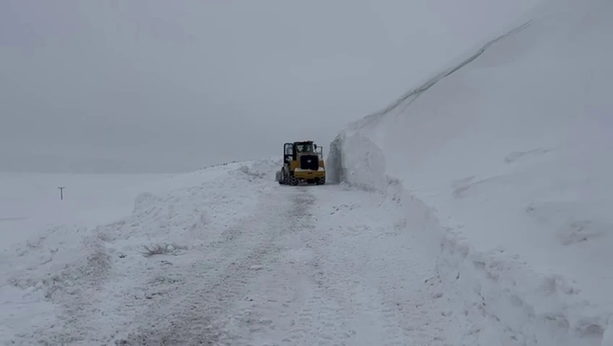 Erzurum&rsquo;un Tekman il&ccedil;esinde kar kalınlığı 5 metreyi buldu