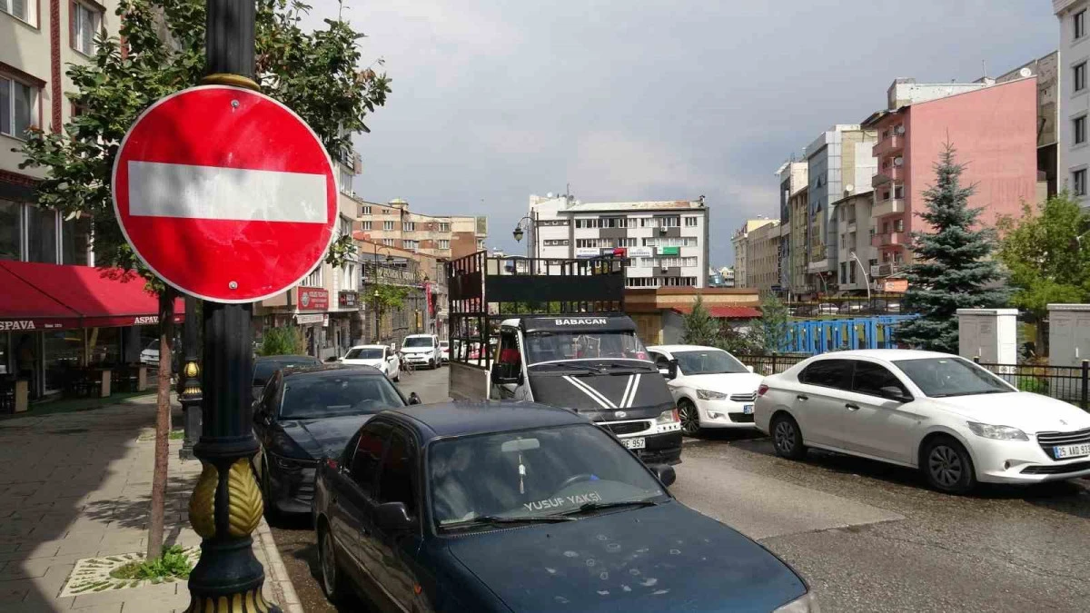Esnafın kendi astığı tabela ses getirdi, belediye harekete ge&ccedil;ti