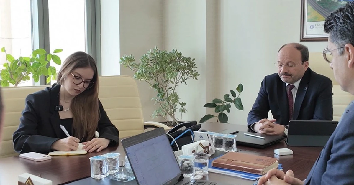 ET&Uuml; &Ouml;ğrencisi Gizem Nur &Uuml;nl&uuml;, Rekt&ouml;r &Ccedil;akmak&rsquo;ın yoğun &ccedil;alışma g&uuml;n&uuml;ne eşlik etti