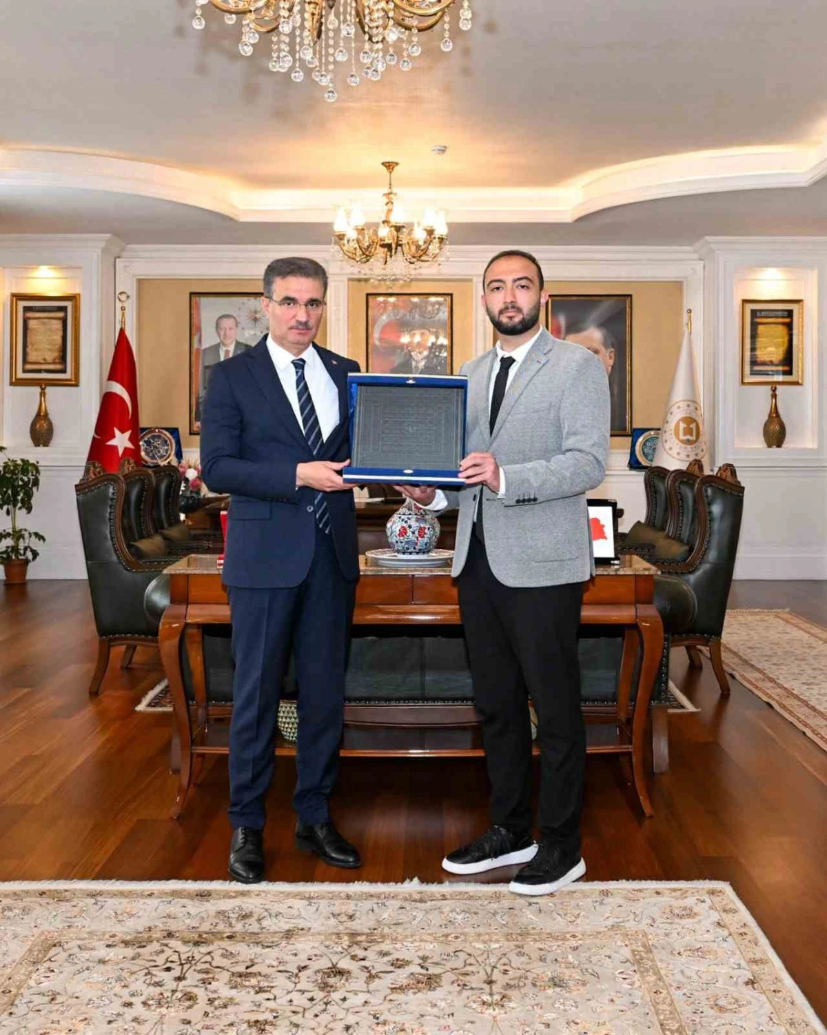 Gen&ccedil; Ahi&rsquo;den Vali Baruş&rsquo;a anlamlı takdim