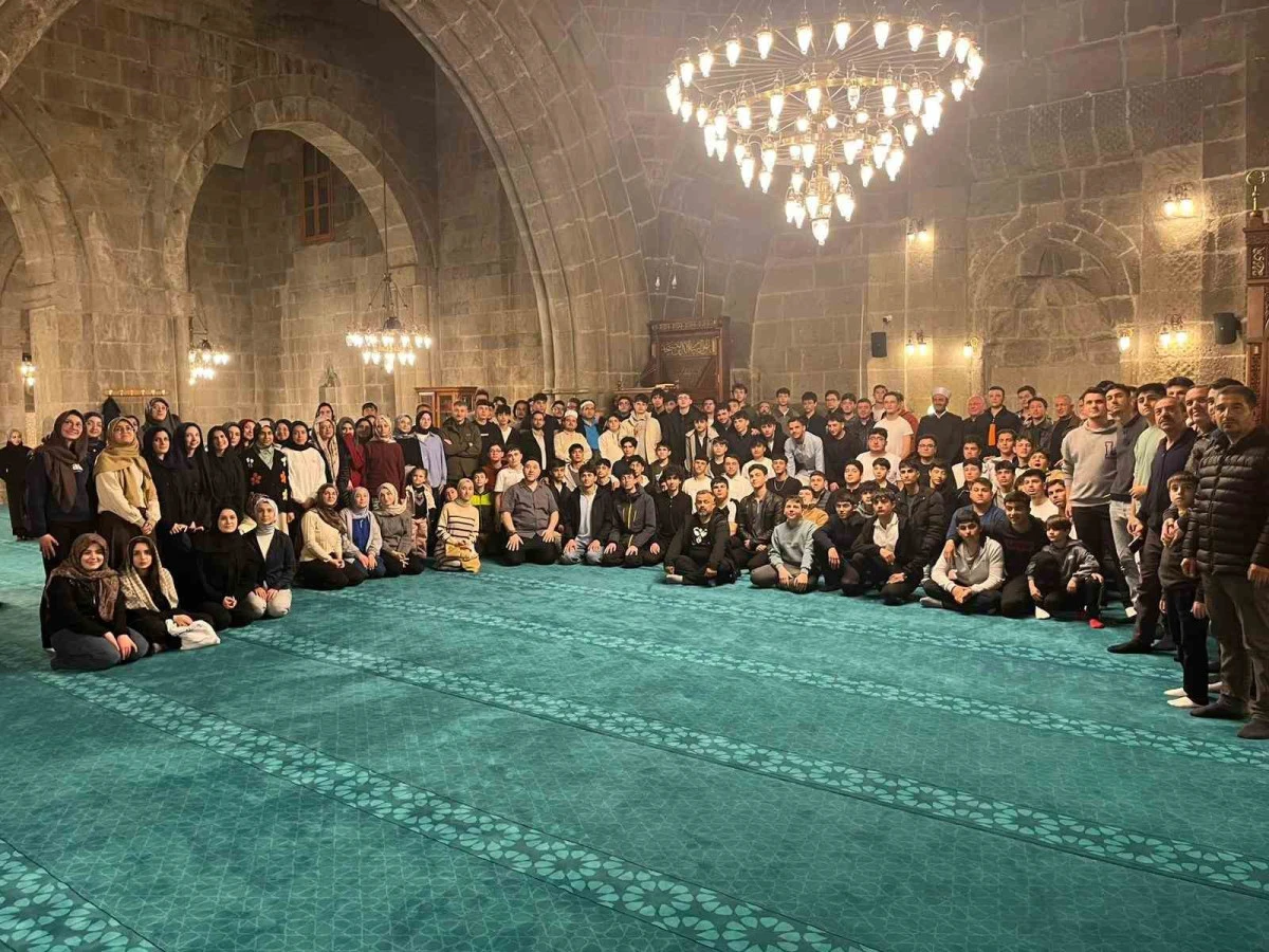 Her hafta cami ziyaretleriyle 100&rsquo;&uuml;nc&uuml; camide yatsı namazı kıldılar