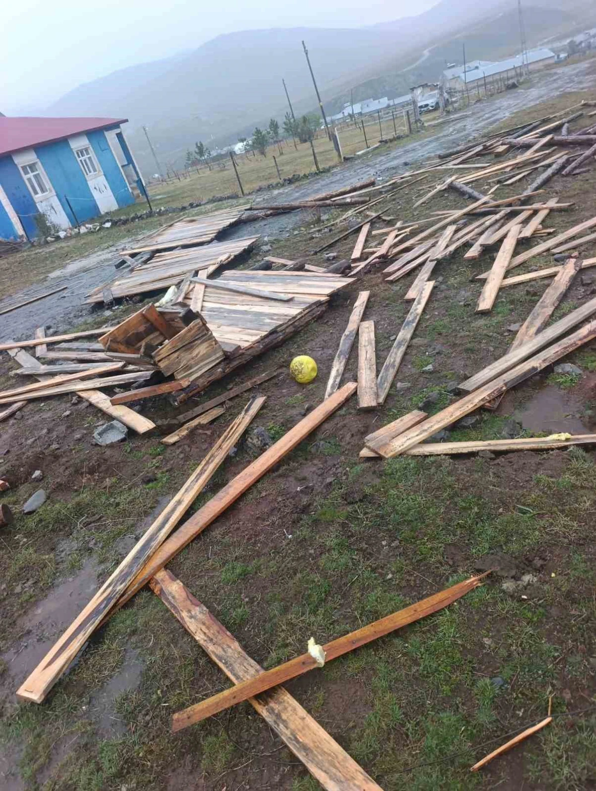 Hortum Tekman&rsquo;da &ccedil;atıları u&ccedil;urdu