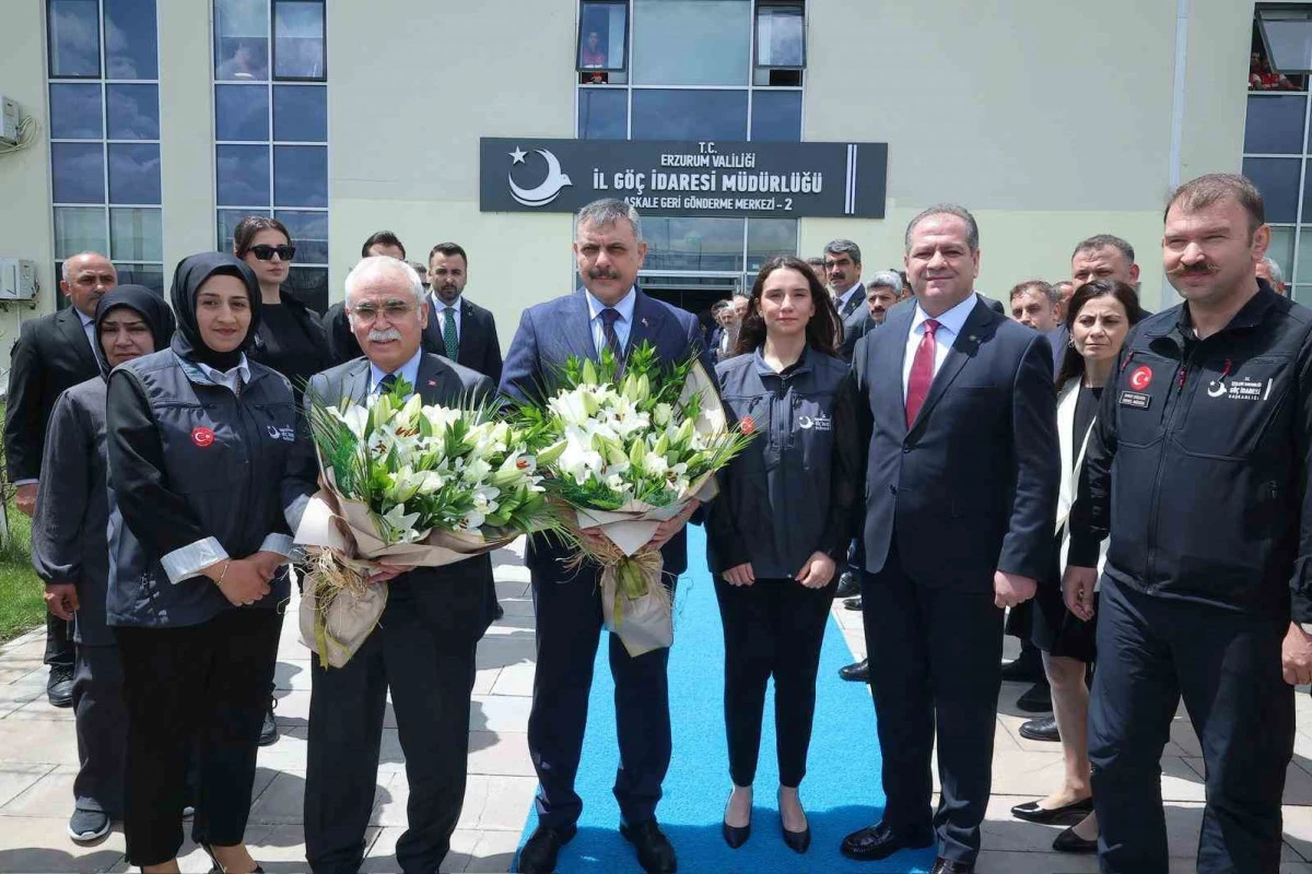 İ&ccedil;işleri Bakanı Mustafa &Ccedil;ift&ccedil;i ve Anayasa Mahkemesi Başkanı Kadir &Ouml;zkaya Aşkale geri g&ouml;nderme merkezinde incelemelerde bulundu