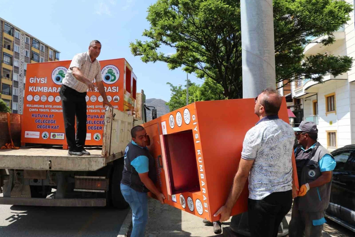 İl&ccedil;enin d&ouml;rt bir yanına giysi kumbaraları