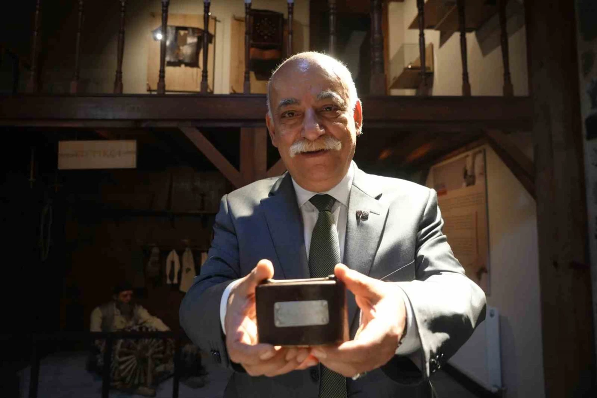 İlk kumbarasıyla başlayan koleksiyon tutkusu 65 yaşında sergiye d&ouml;n&uuml;şt&uuml;