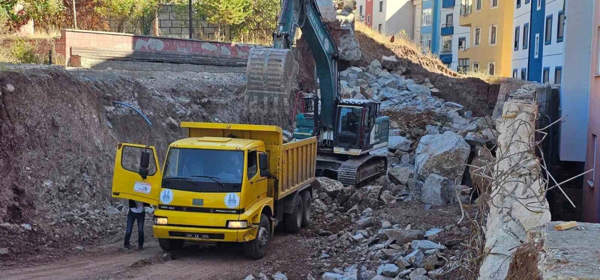 İspir’de heyelan krizi