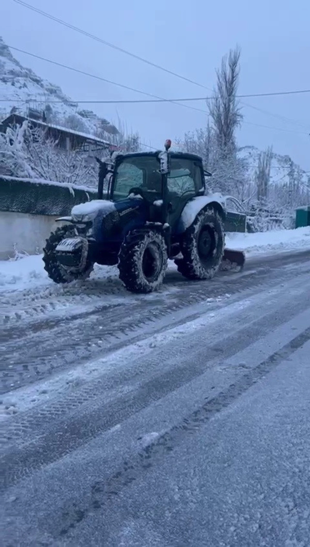 Kapanan yollarını kendi imkanları ile a&ccedil;tılar