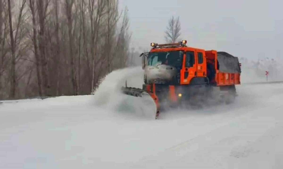 Kar durmadı, Karayolları ekipleri gece g&uuml;nd&uuml;z sahada