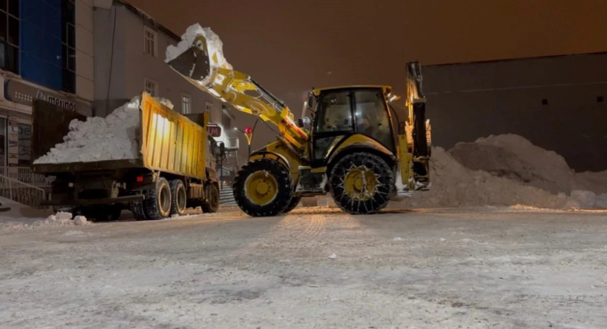 Karayazı&rsquo;da karla m&uuml;cadele: 81 k&ouml;y yolu ulaşıma a&ccedil;ıldı