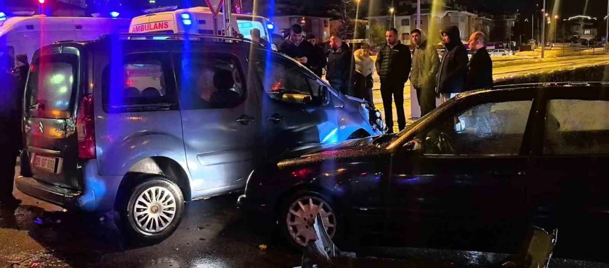 Kırmızı ışık ihlali kazaya neden oldu: 2 yaralı